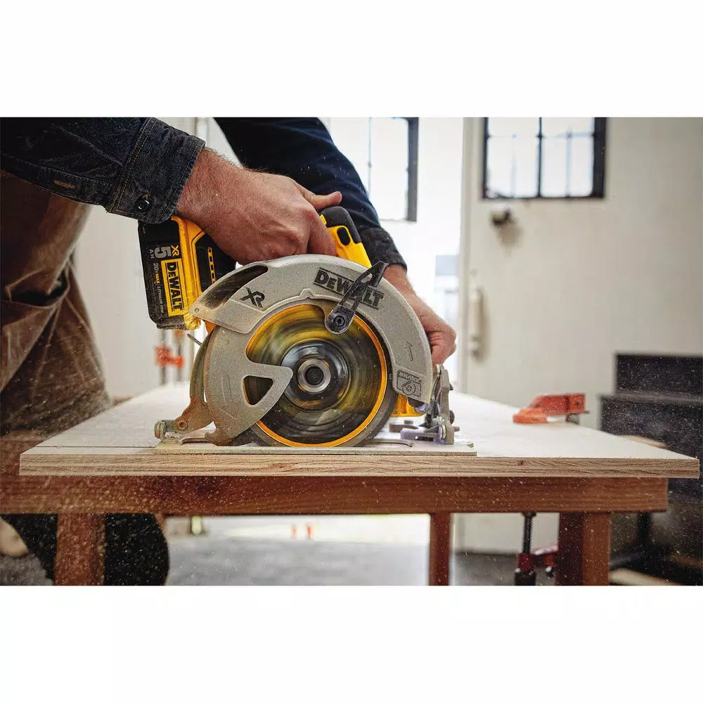 DEWALT 20V MAX XR Cordless Brushless 7-1/4 in. Circular Saw Kit with (2) 5.0 Ah Batteries and Charger