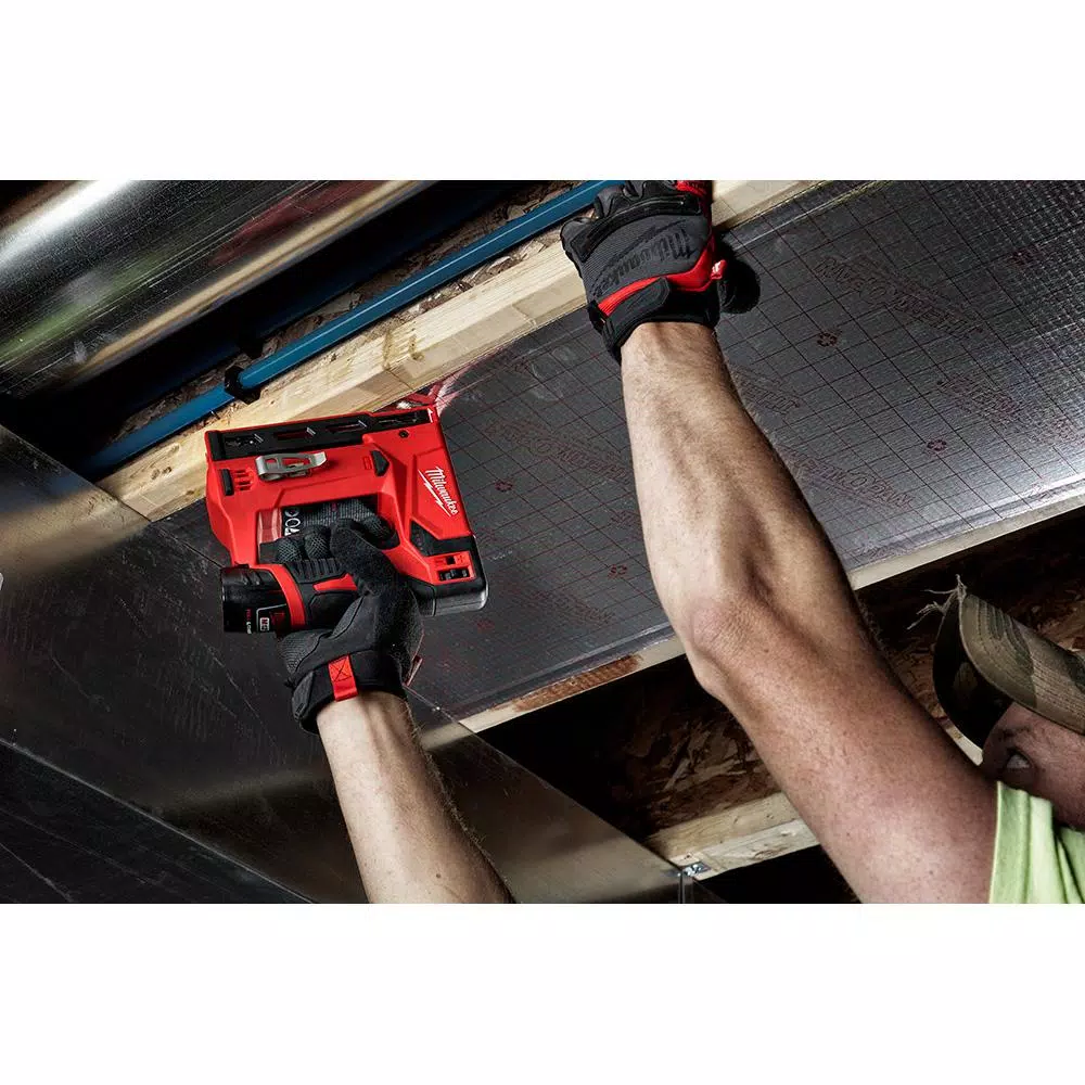 Milwaukee M12 12V Lithium-Ion Cordless 3/8 in. Crown Stapler Kit with 1.5Ah Battery, Charger & Bag
