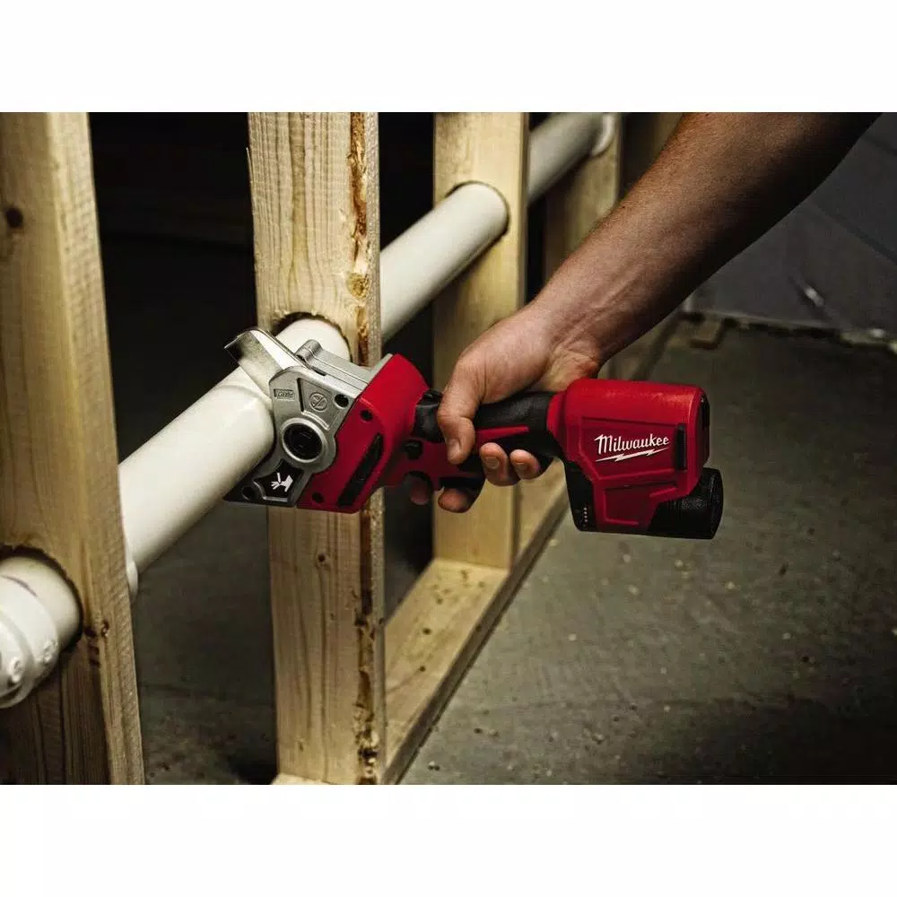 Milwaukee M12 Cordless PVC Shear Kit with 1000 Lumen M12 Rover Flood Light
