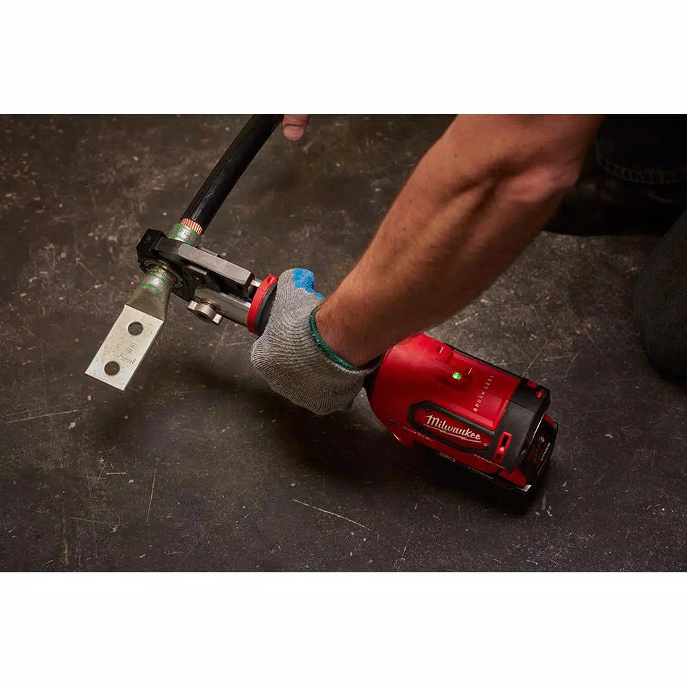 Milwaukee M18 FORCE LOGIC 600 MCM Cordless Crimper Kit with (2) 2.0Ah Batteries and Charger