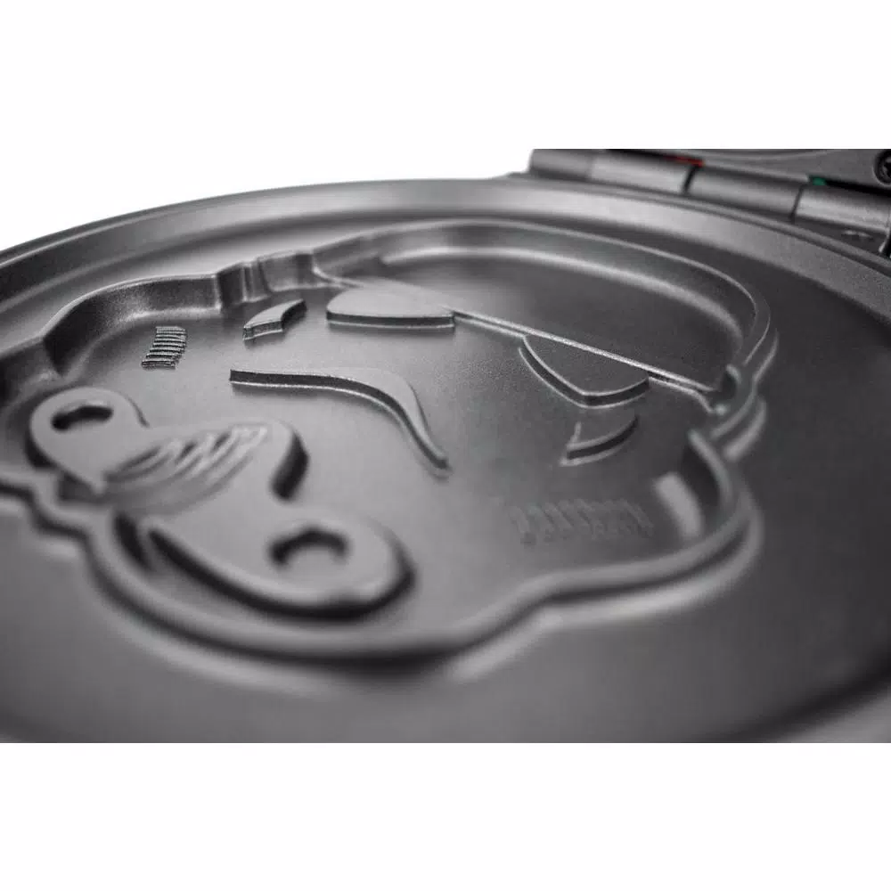 Uncanny Brands Star Wars Stormtrooper American Waffle Maker - White & Black