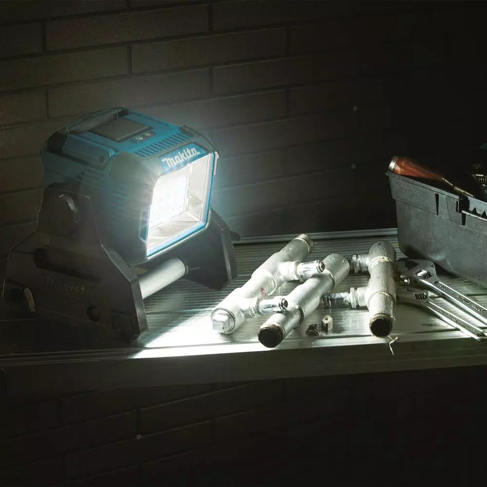 Makita 18V LXT Cordless/Corded LED Work Light, 3000 Lumens, IP65 Rated (DML811)