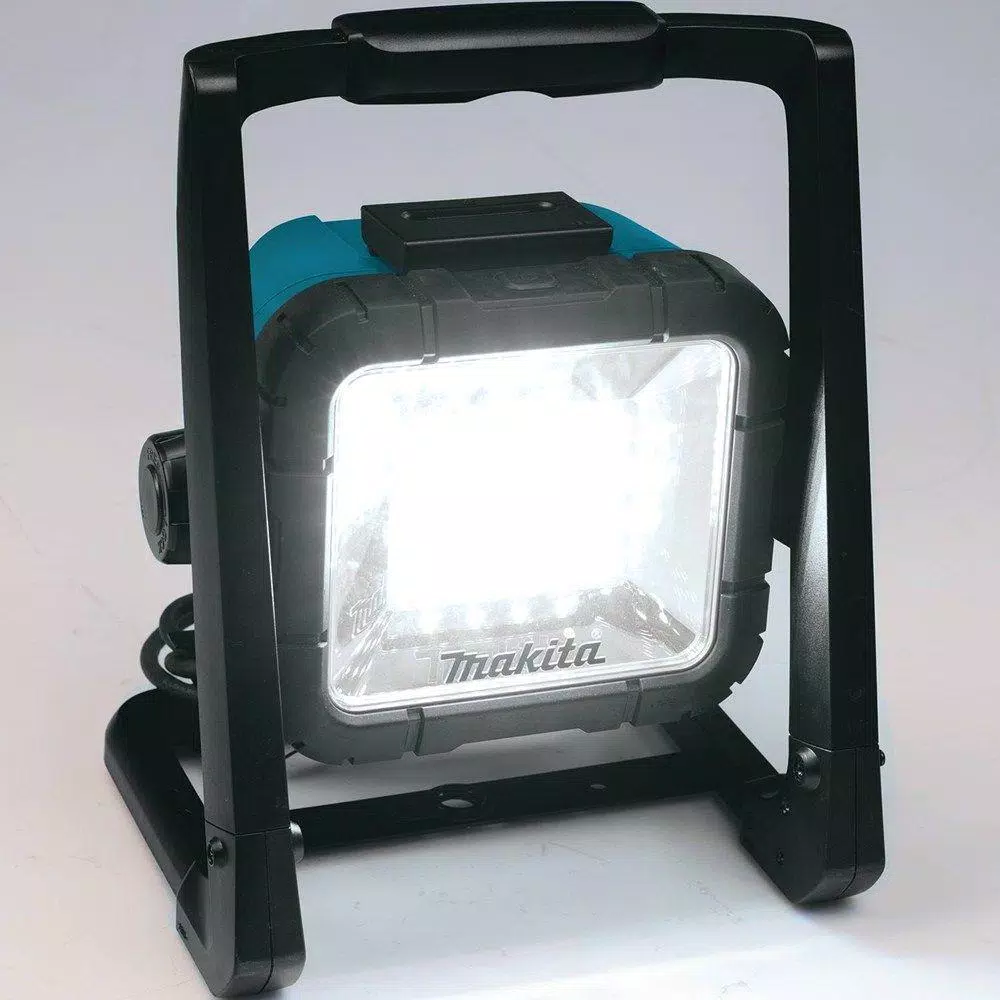 Makita 18V LXT Cordless/Corded LED Flood Light, 750 Lumens, DML805