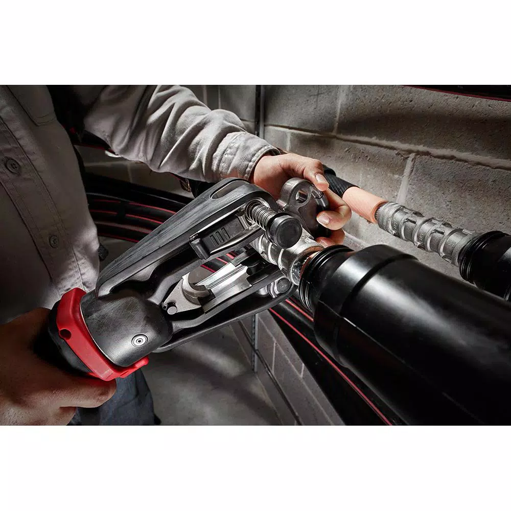 Milwaukee M18 FORCE LOGIC 15-Ton Cordless Utility Crimper Kit with 2 Batteries and Charger