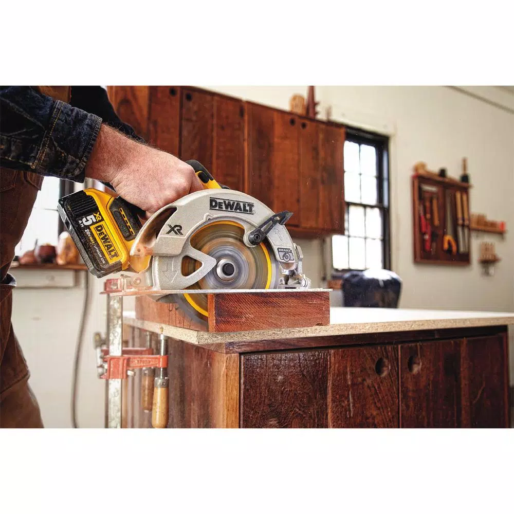 DEWALT 20V MAX XR Cordless Brushless 7-1/4 in. Circular Saw Kit with (2) 5.0 Ah Batteries and Charger