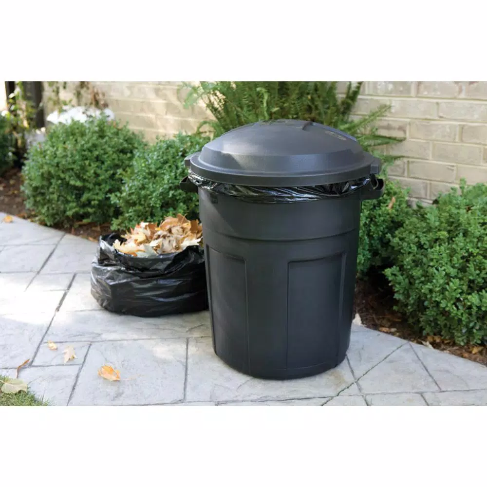 Rubbermaid Roughneck 20 Gallon Round Trash Can with Lid, Black