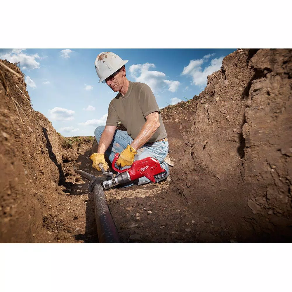 Milwaukee M18 FORCE LOGIC 3 in. Underground Cable Cutter Kit with 5.0 Ah Battery and Charger
