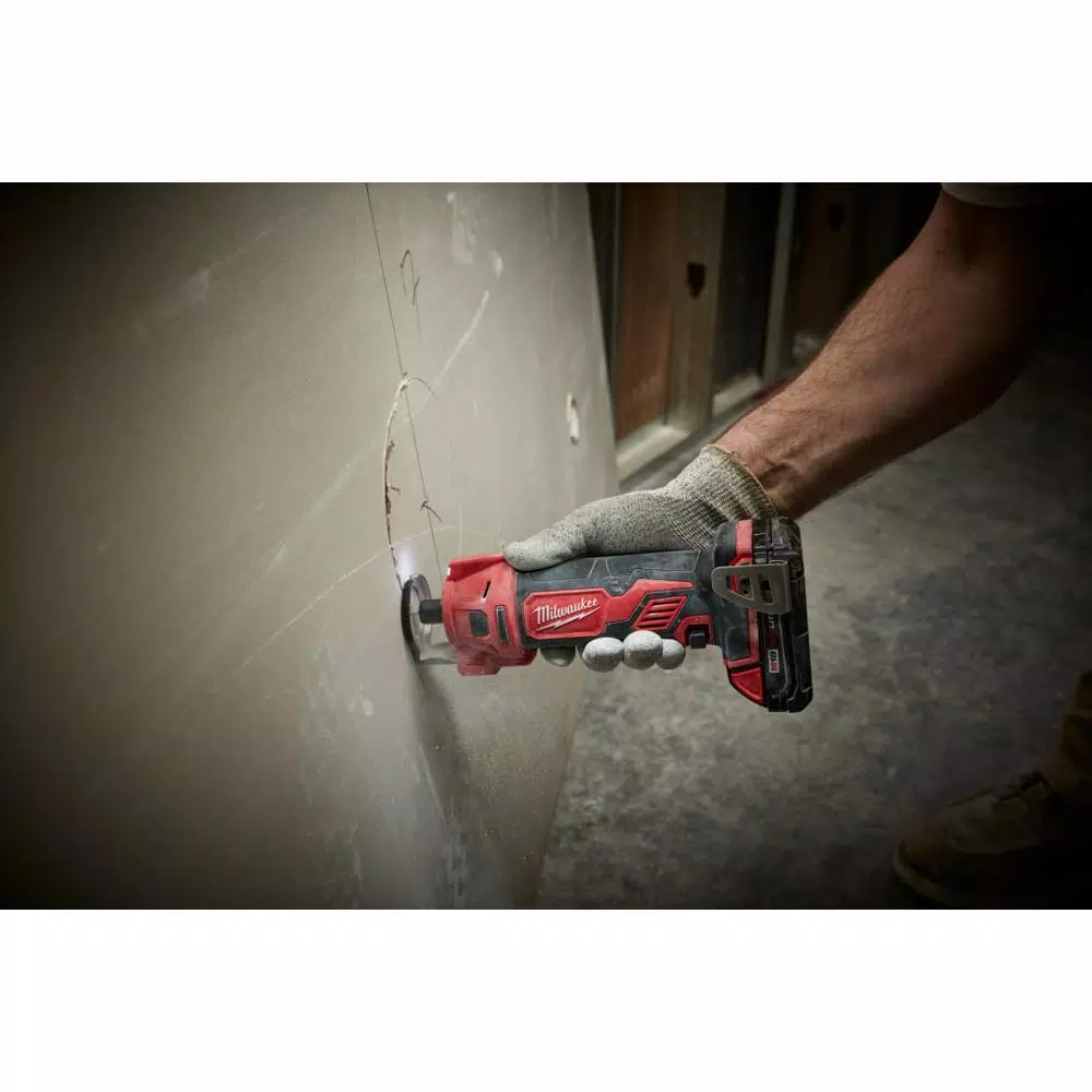 Milwaukee M18 18V Lithium-Ion Cordless Rotary Cut Out Tool Kit with Two 1.5 Ah Batteries, Charger and Bag