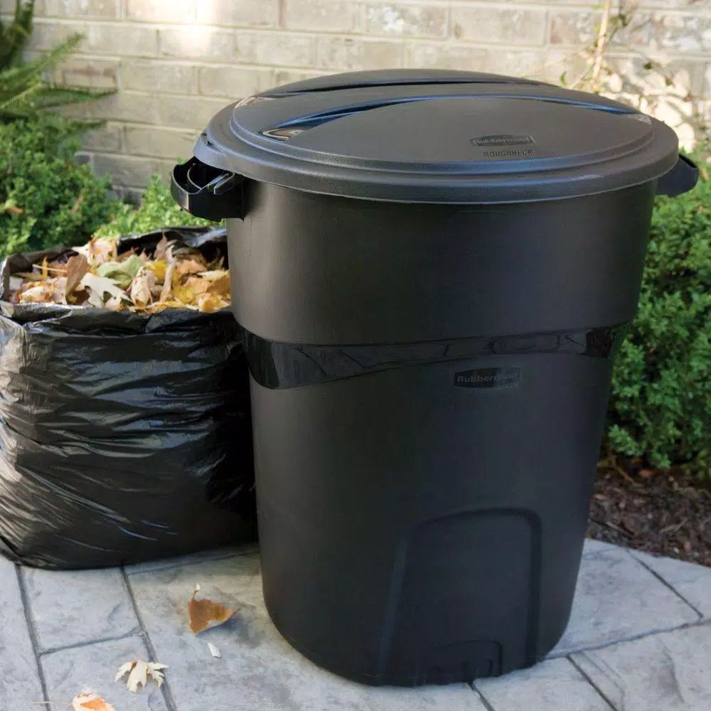 Rubbermaid Roughneck 32 Gallon Round Black Trash Can with Lid (2-Pack)