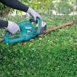 Makita 22 in. 4.8 Amp Corded Electric Hedge Trimmer, UH5570 thumbnail 2