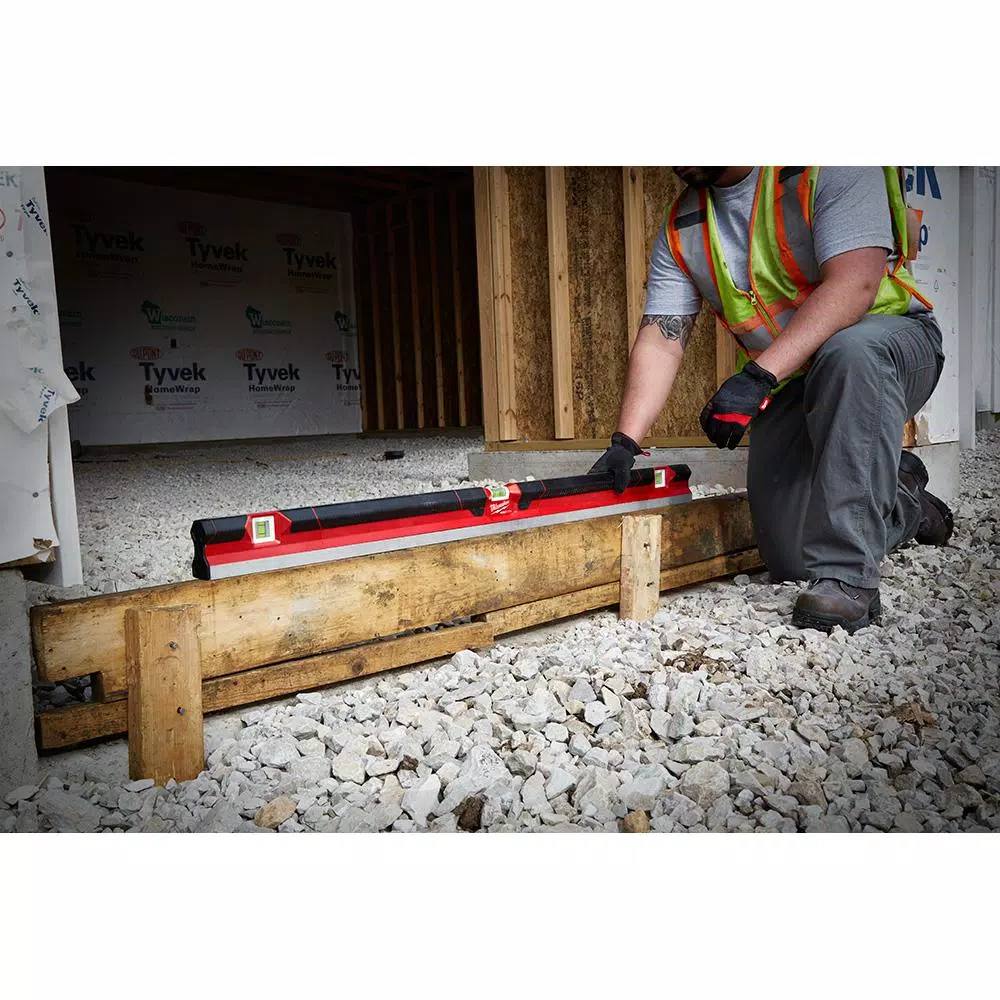 Milwaukee 48 in. Concrete Screed Level with 150 ft. Extra Bold Large Capacity Chalk Reel