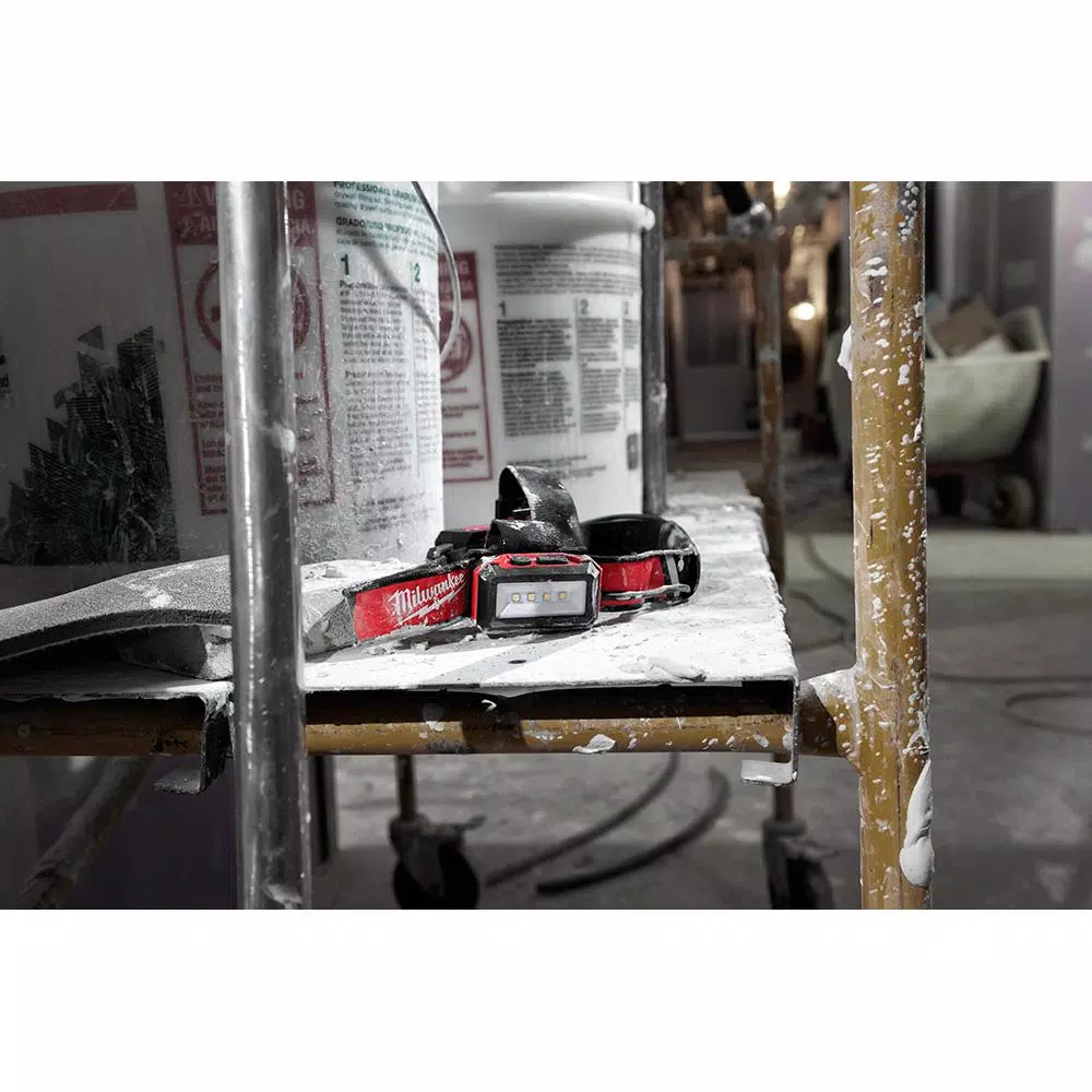 Milwaukee 600 Lumen USB Rechargeable Low-Profile LED Headlamp with BOLT White Type 1 Class C Hard Hat Bundle