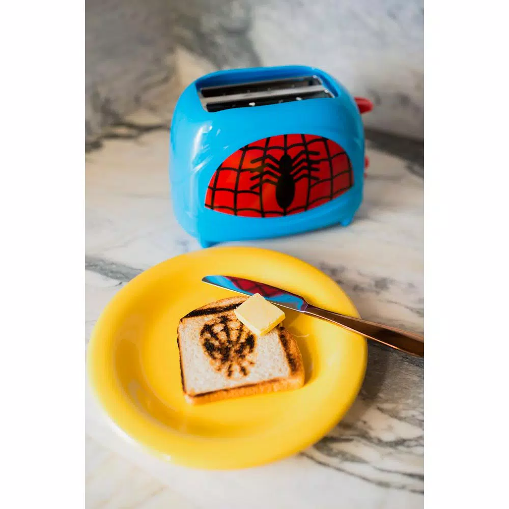 Uncanny Brands Spiderman Classic 2-Slice Red Toaster with Mask Toasting Plates