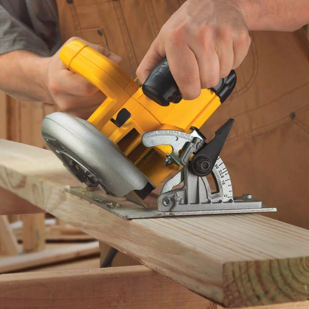 DEWALT 15 Amp 7-1/4 in. Lightweight Corded Circular Saw