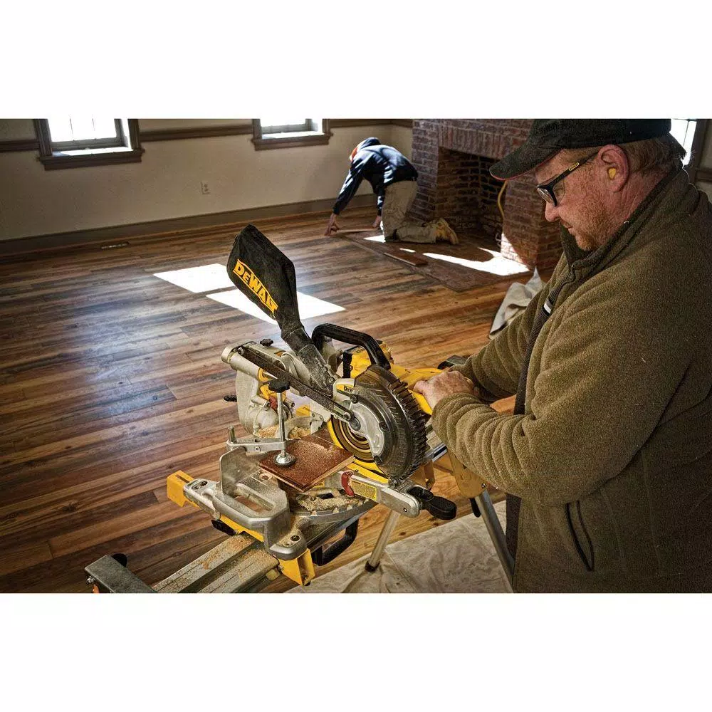 DEWALT 20V MAX Cordless 7-1/4 in. Sliding Compound Miter Saw (Tool-Only)
