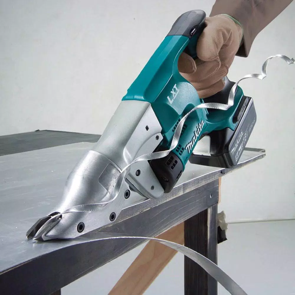 Makita 18V LXT Cordless 18-Gauge Straight Shear Kit with Two 5.0Ah Batteries and Charger