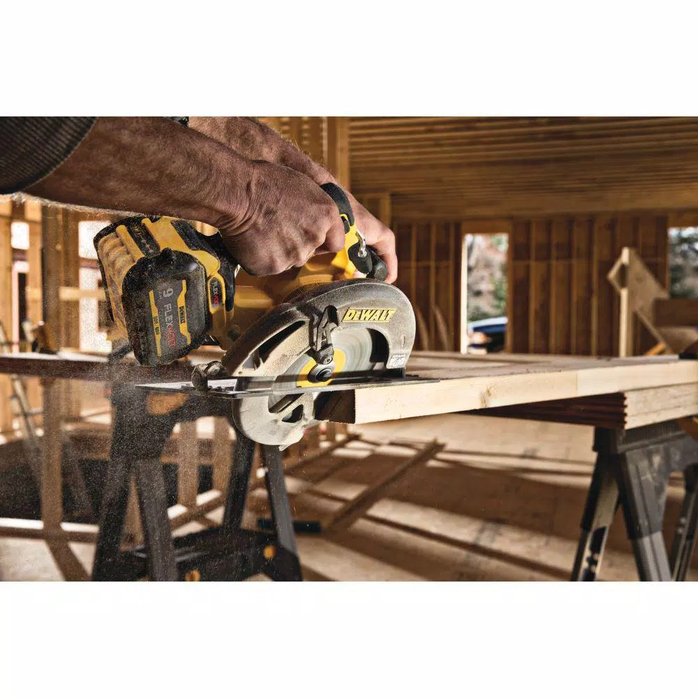 DEWALT FLEXVOLT 60V MAX Brushless 7-1/4 in. Circular Saw with Electric Brake and 9.0 Ah Battery