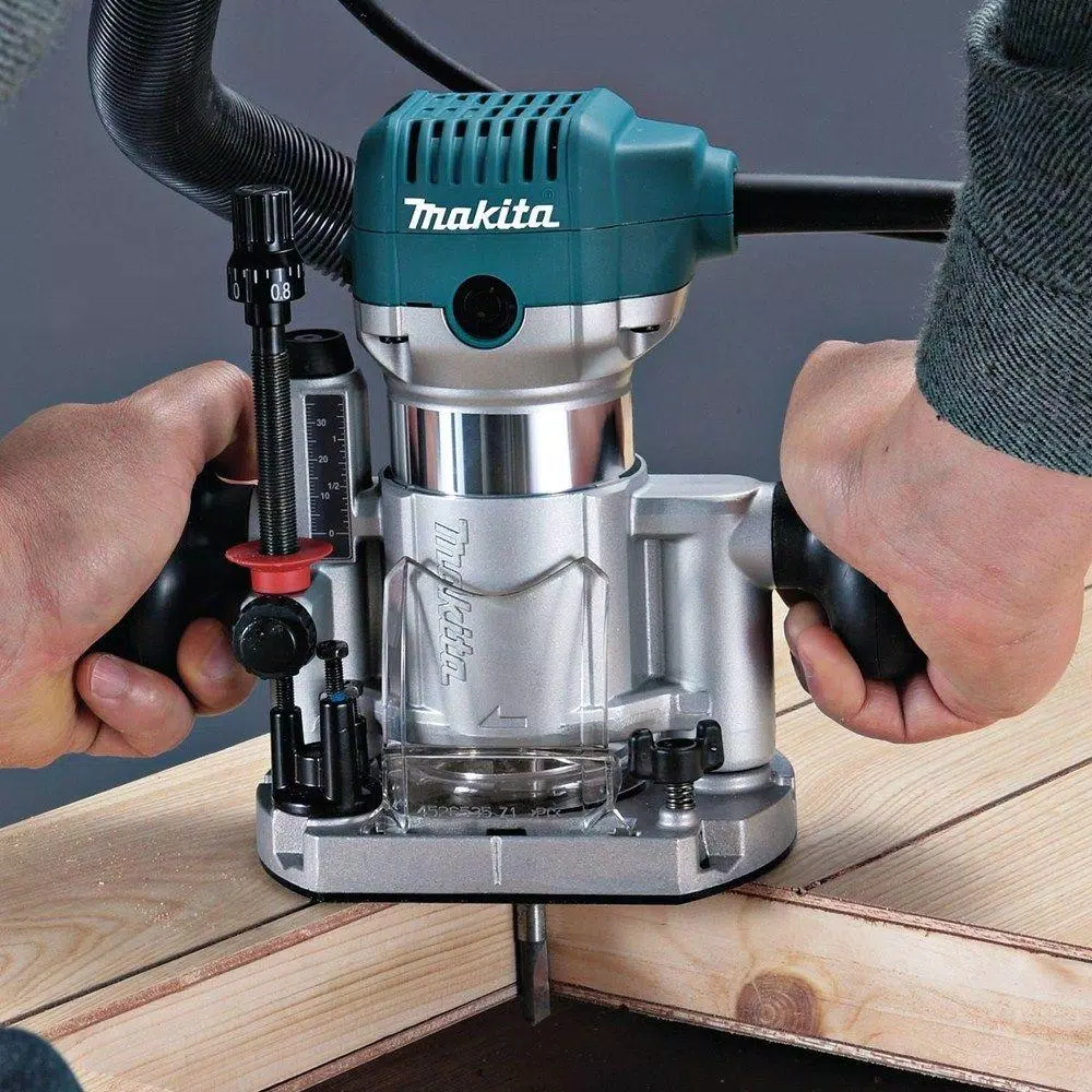 Makita 1-1/4 HP 6.5 Amp Compact Corded Router Kit with Plunge Base and Variable Speed