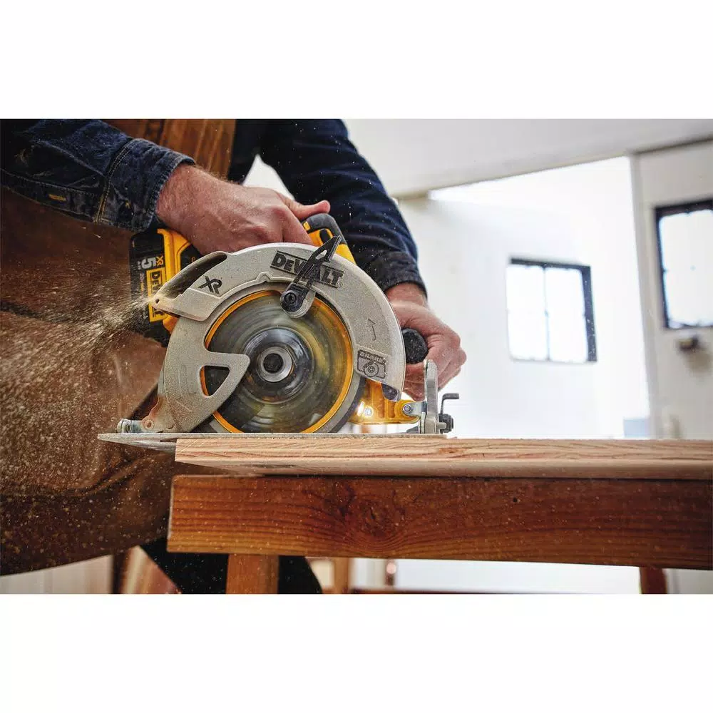 DEWALT 20V MAX XR 7-1/4 in. Brushless Cordless Circular Saw with 4.0 Ah Battery