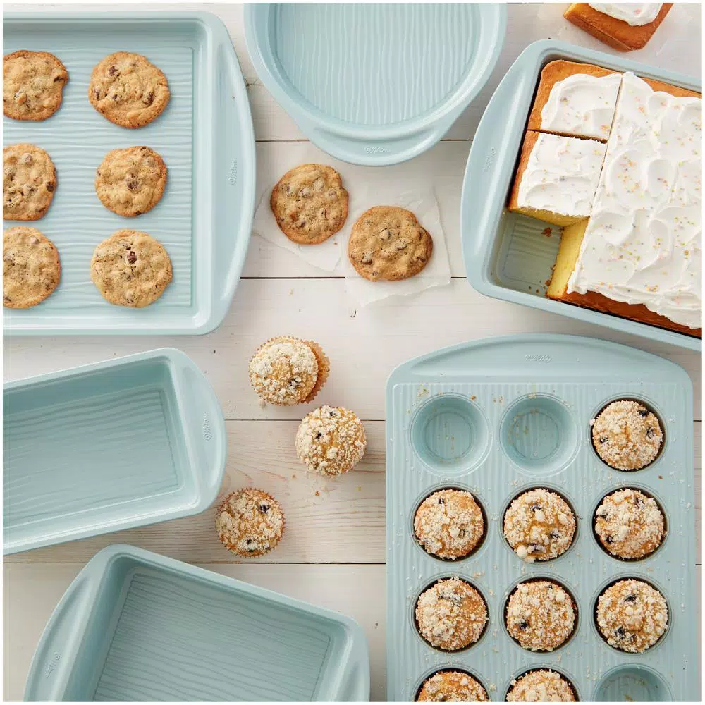 Wilton Texturra Performance 7-Piece Non-Stick Textured Bakeware Set, Blue