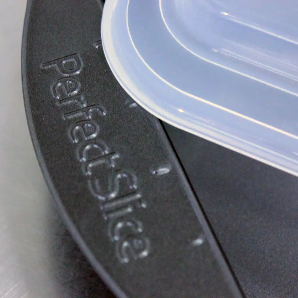 BergHOFF Perfect Slice 9 x 13 in. Carbon Steel Cake Pan with Slicing Tool