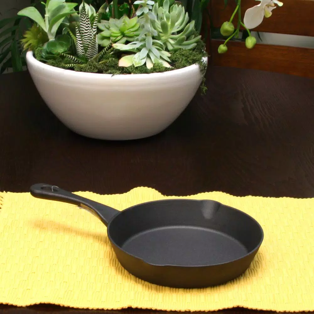 Crock-Pot Crock Pot Artisan 8 in. Cast Iron Skillet with Pour Spout, Flat Black