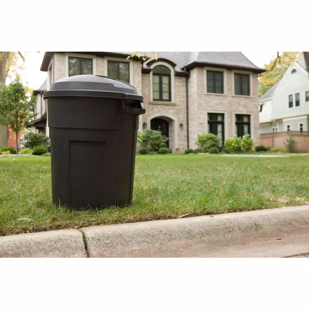 Rubbermaid Roughneck 20 Gallon Round Trash Can with Lid, Black