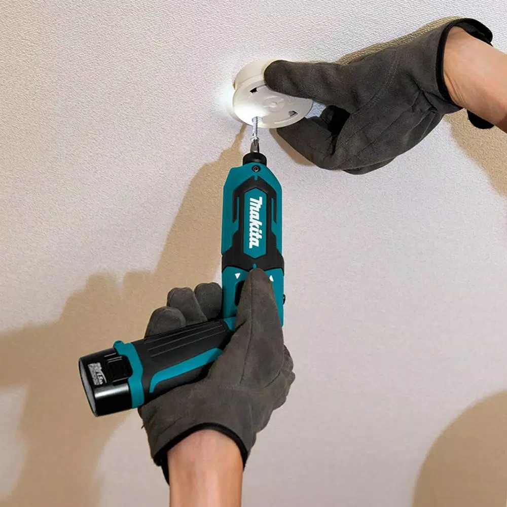 Makita 7.2V Lithium-Ion Cordless 1/4 in. Hex Impact Driver Kit