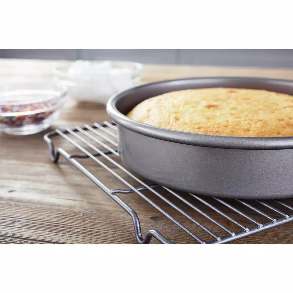 Chicago Metallic Commercial II 9 in. Round Non-Stick Aluminized Steel Cake Pan