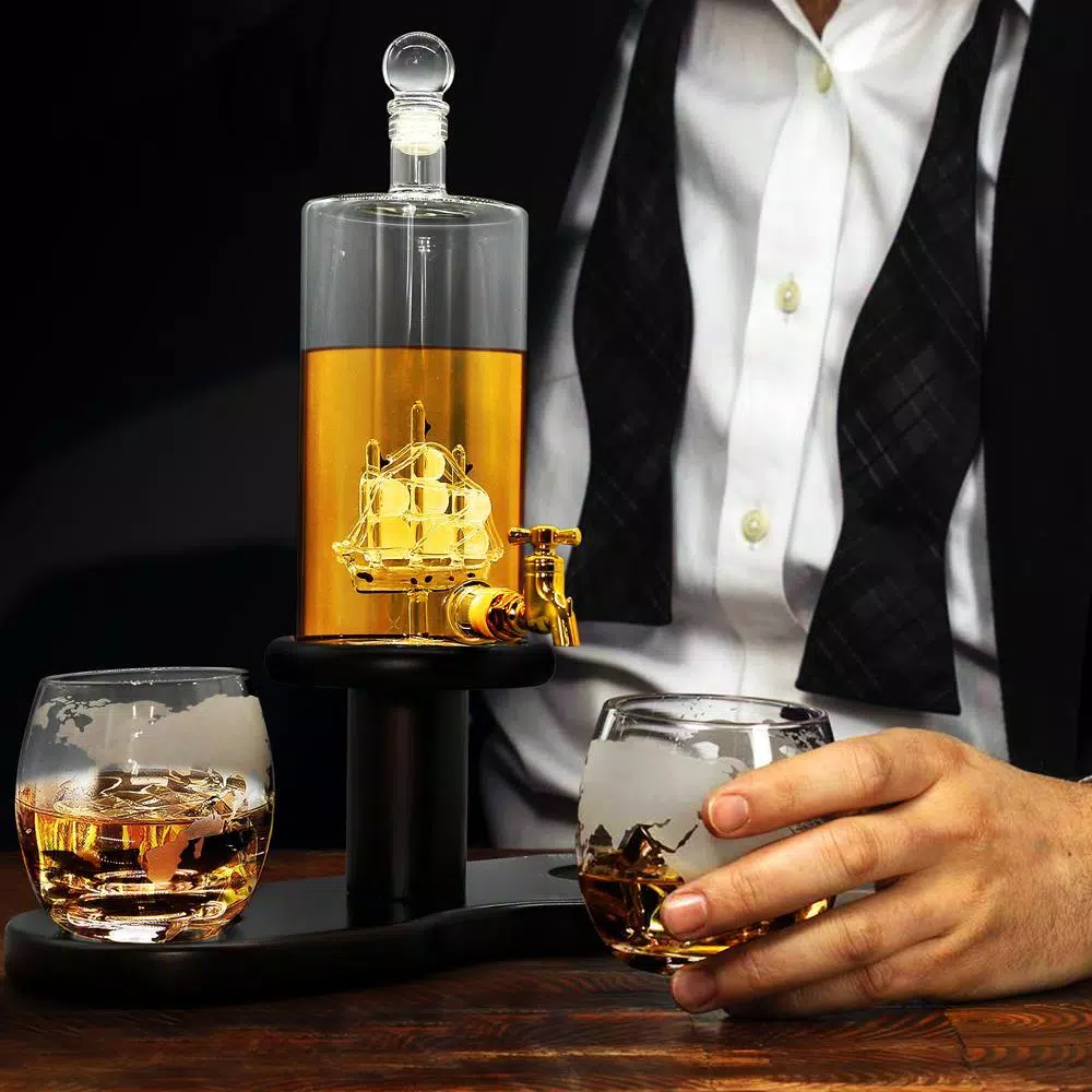 NutriChef 26 oz. Glass Wine and Whiskey Decanter Aerator Set with 2 Whiskey Glasses and Base Stand