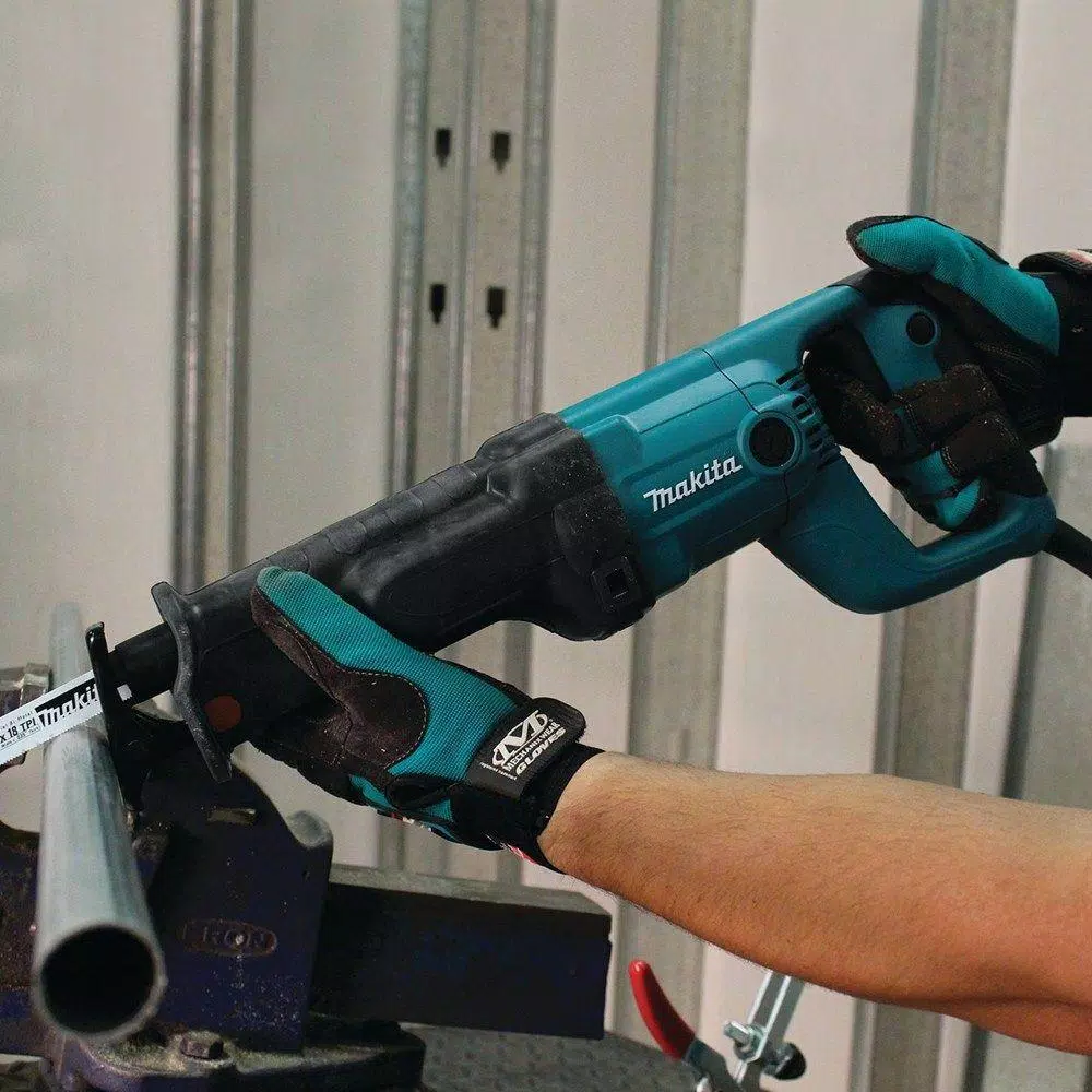 Makita 11 Amp Corded Variable Speed Reciprocating Saw Bundle with 6-Piece Blade Assortment Set