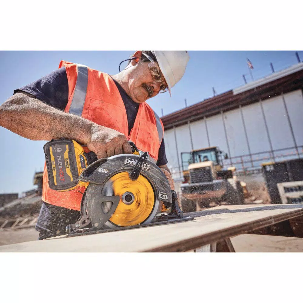 DEWALT FLEXVOLT 60V MAX Brushless 7-1/4 in. Circular Saw with Electric Brake and 9.0 Ah Battery