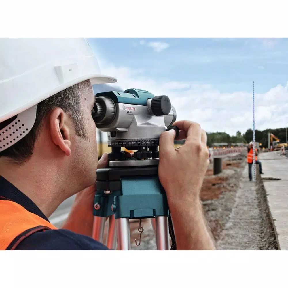 Bosch GOL 32CK 5.6 in. Automatic Optical Level Kit with 32x Magnification and Aluminum Tripod