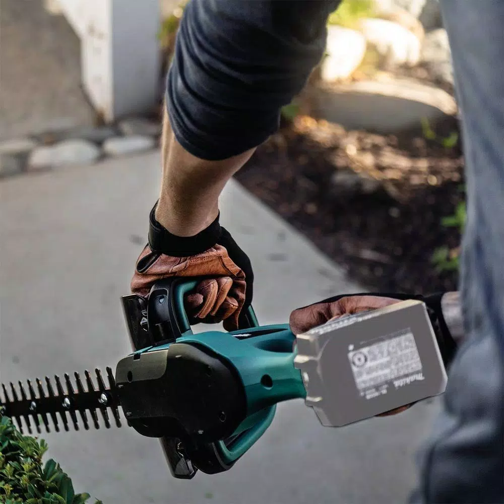 Makita 18V LXT Lithium-Ion Cordless 22 in. Hedge Trimmer (Tool Only)
