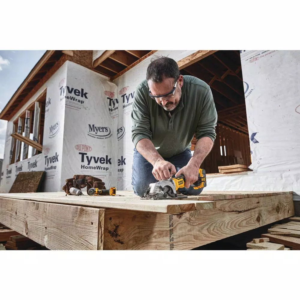 DEWALT ATOMIC 20V MAX Cordless Brushless 4-1/2 in. Circular Saw Kit with 5.0 Ah Battery and Charger