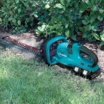 Makita 36V (18V x2) LXT Cordless Hedge Trimmer Kit with (2) 5.0 Ah Batteries and Dual Port Charger thumbnail 3