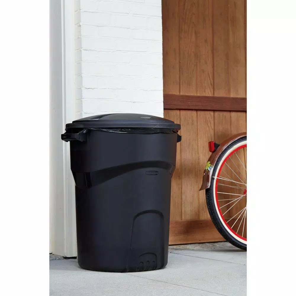 Rubbermaid Roughneck 32 Gallon Round Black Trash Can with Lid (2-Pack)