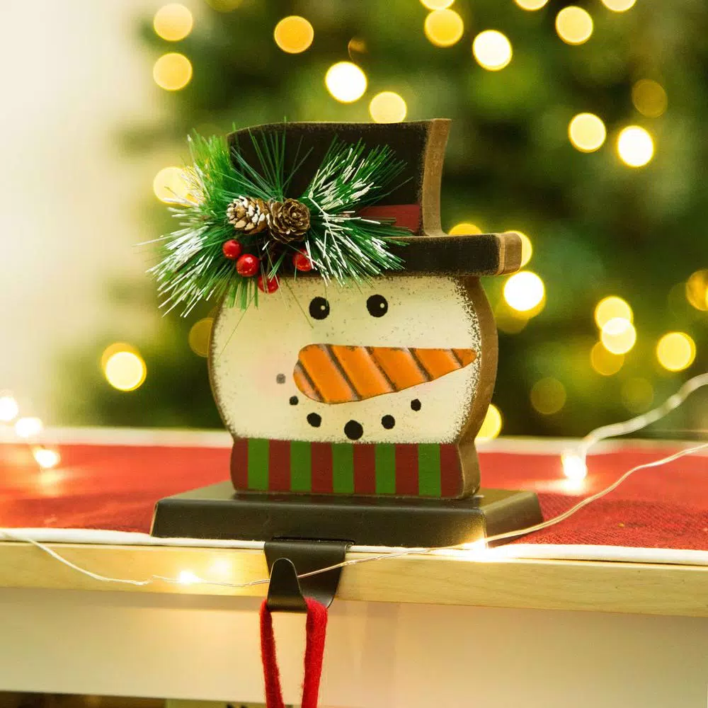 Glitzhome 6.5 in. Snowman Head Wooden and Metal Stocking Holder, Festive Holiday Decor