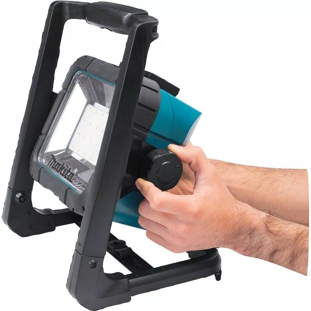 Makita 18V LXT Cordless/Corded LED Flood Light, 750 Lumens, DML805