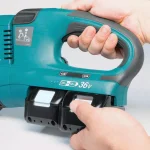 Makita 36V (18V x2) LXT Cordless Hedge Trimmer Kit with (2) 5.0 Ah Batteries and Dual Port Charger thumbnail 9