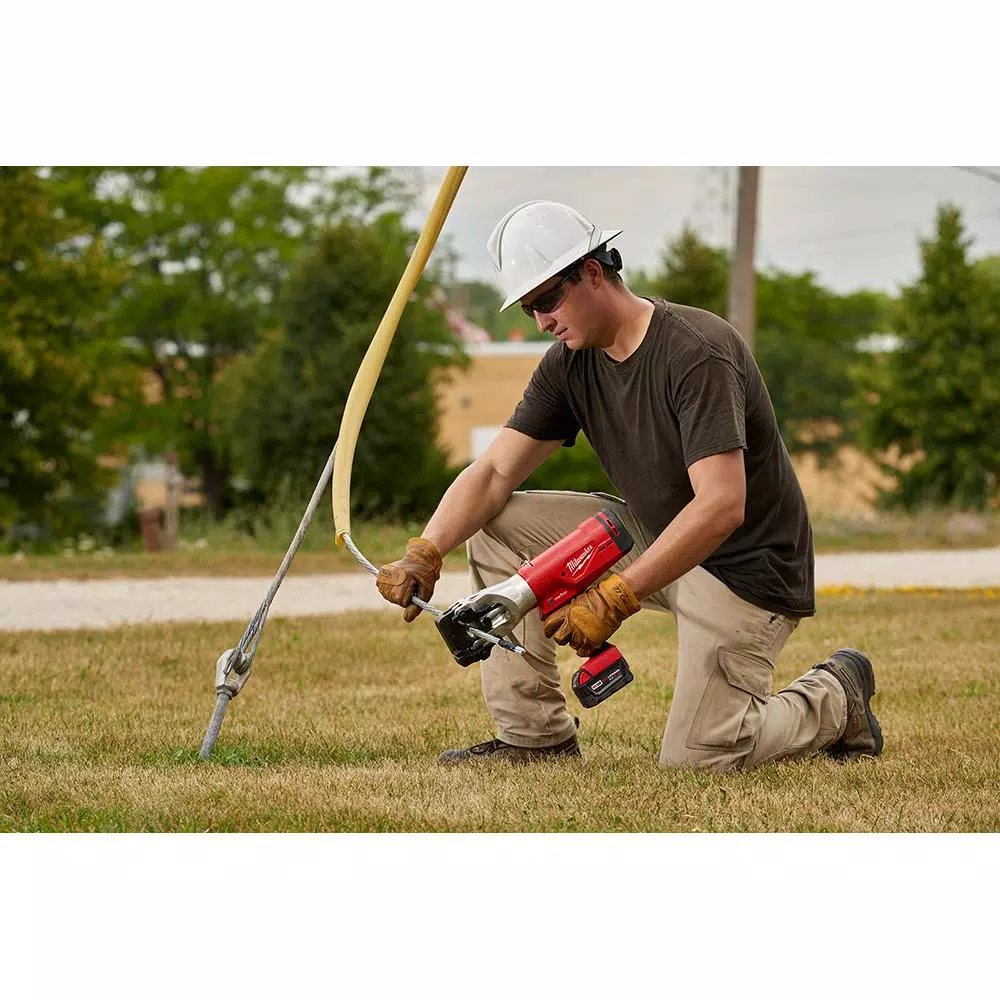 Milwaukee M18 FORCE LOGIC 1590 ACSR Cordless Cable Cutter Kit with 5.0 Ah Battery and Charger