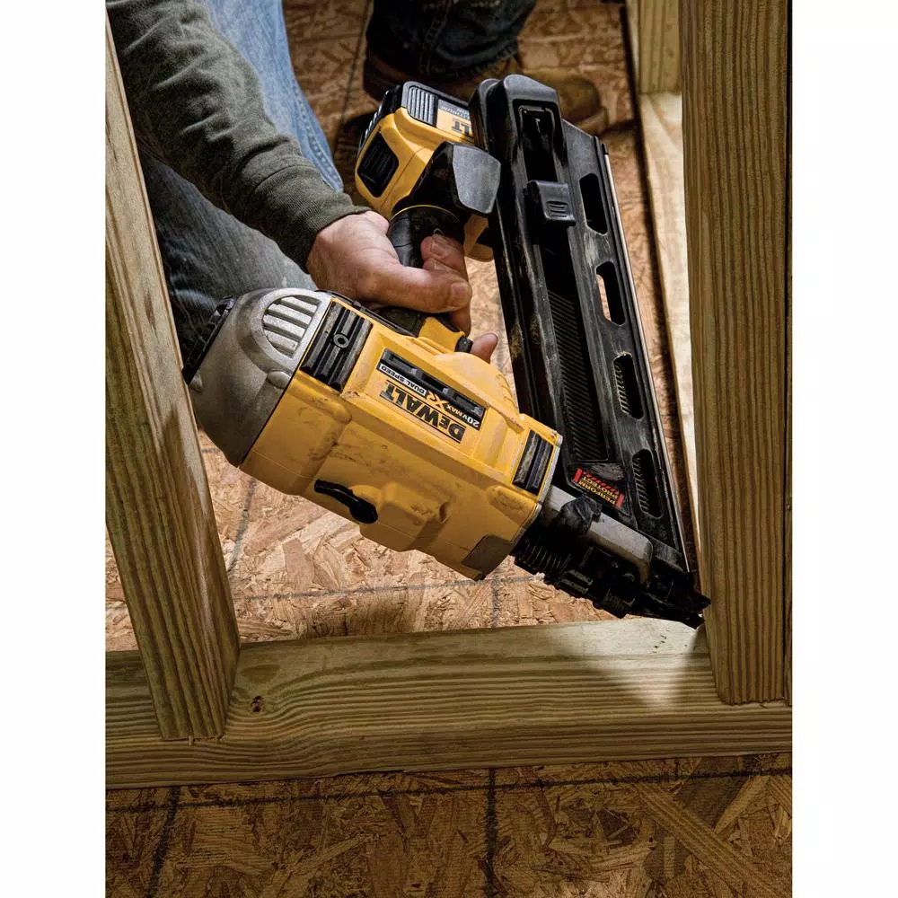 DEWALT 20V MAX XR Brushless 30-Degree Framing Nailer Kit with 4Ah and Bonus 5Ah Battery