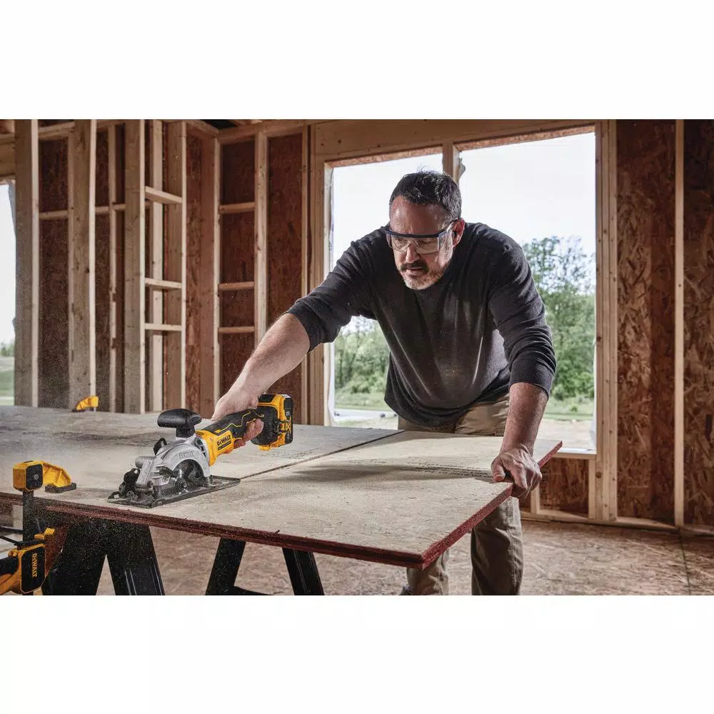 DEWALT ATOMIC 20V MAX Cordless Brushless 4-1/2 in. Circular Saw Kit with 5.0 Ah Battery and Charger
