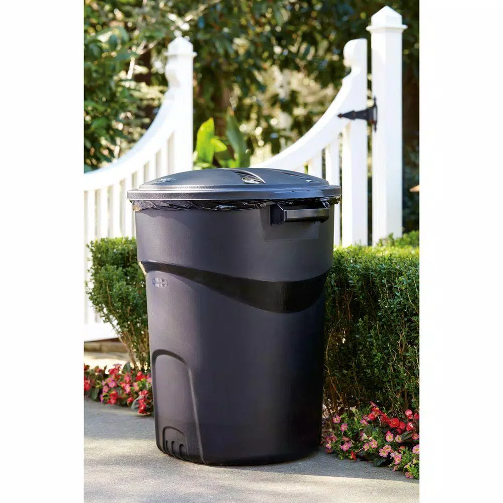 Rubbermaid Roughneck 32 Gallon Round Black Trash Can with Lid (2-Pack)