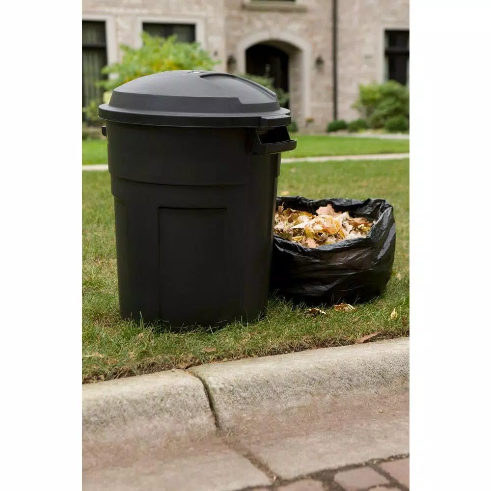 Rubbermaid Roughneck 20 Gallon Round Trash Can with Lid, Black