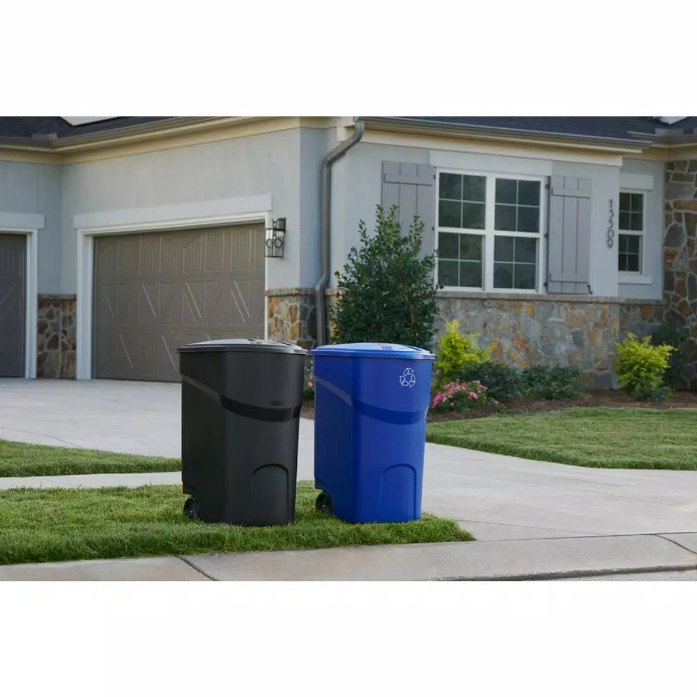 Rubbermaid Roughneck 45 Gallon Wheeled Trash Can with Hinged Lid, Black