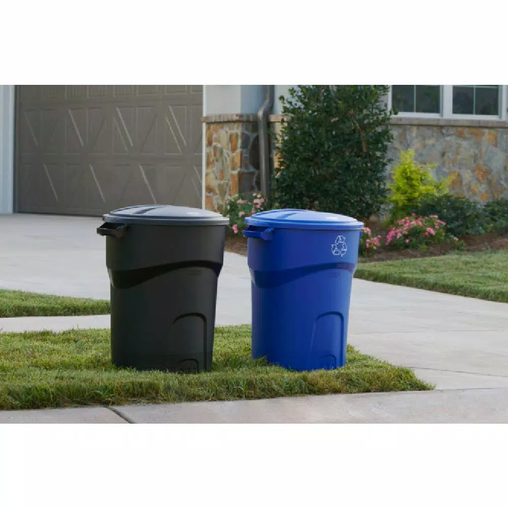 Rubbermaid Roughneck 32 Gallon Round Black Trash Can with Lid (2-Pack)