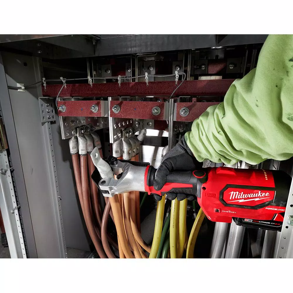 Milwaukee M18 FORCE LOGIC 750 MCM Dieless Crimping Tool Kit with 2 2.0 Ah Batteries and Bag
