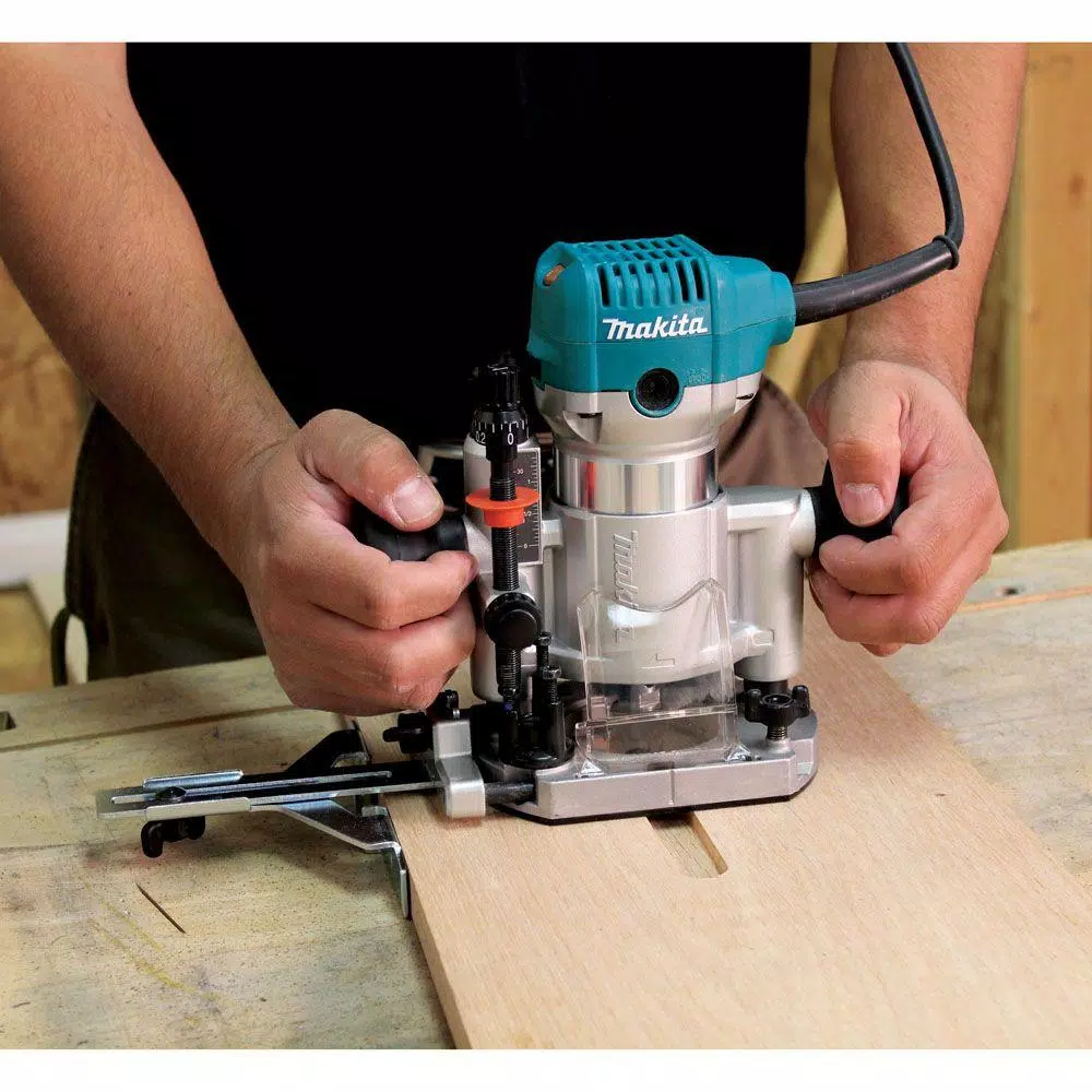 Makita 1-1/4 HP 6.5 Amp Compact Corded Router Kit with Plunge Base and Variable Speed