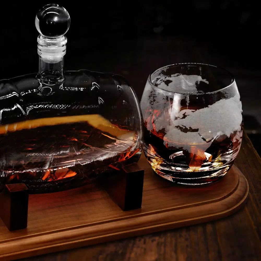 NutriChef 25 oz. Glass Wine and Whiskey Decanter Aerator Set with 2 Whiskey Glasses and Base Stand